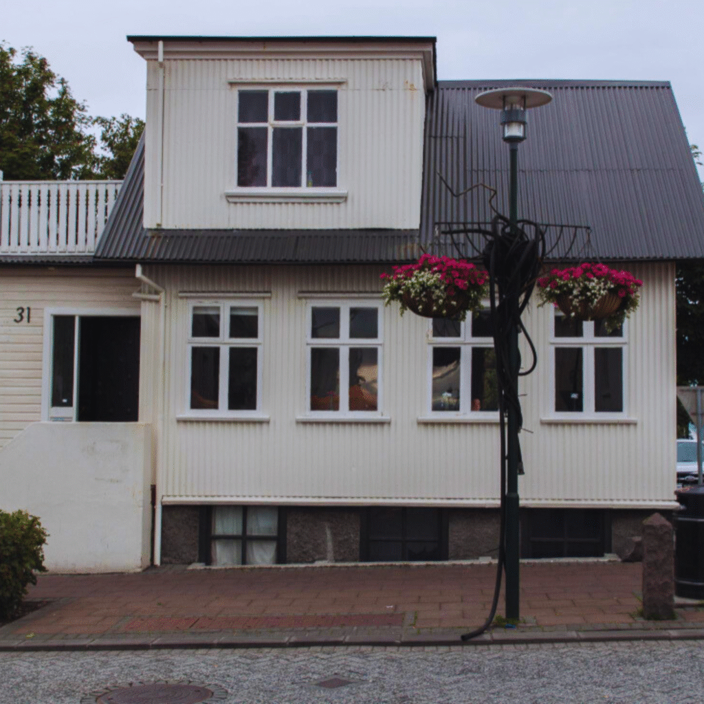 Toronto painters delivering professional interior and exterior painting services.